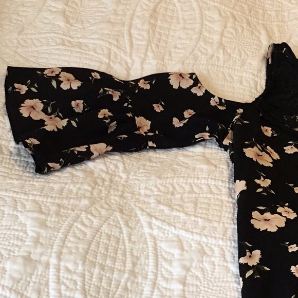 Black top w/ cold shoulders (A1414) - Picture 4 of 5